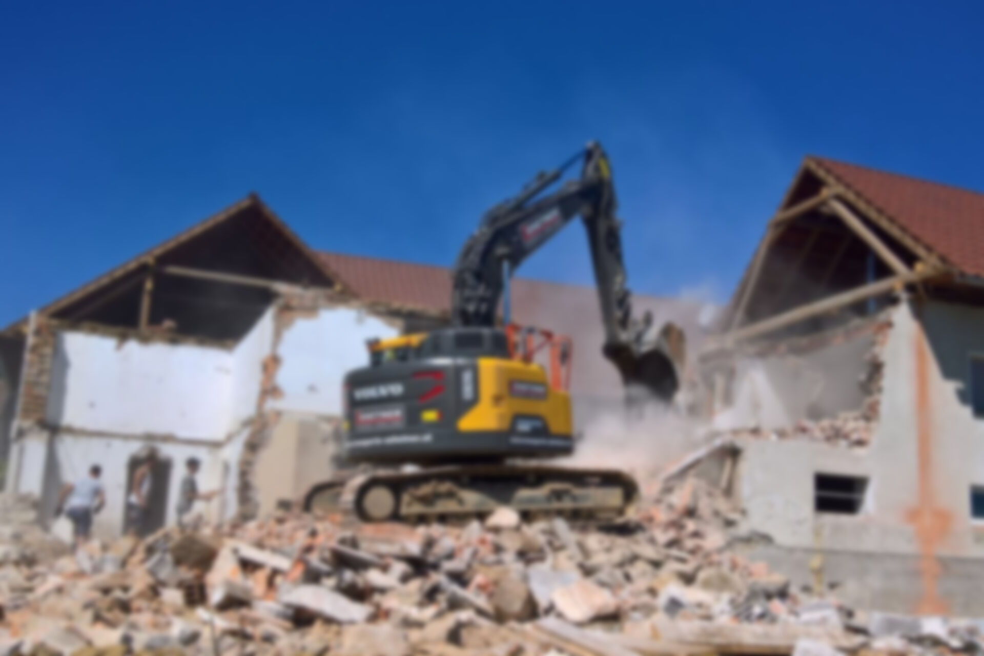 Bagger reißt Haus ab