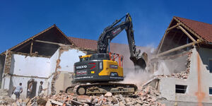 Bagger reißt Haus ab