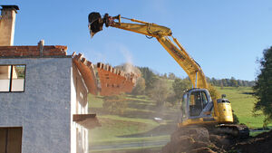 Bagger bringt Mauer zum Sturz