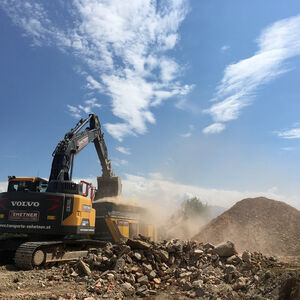 Bagger, Geröll, blauer Himmel