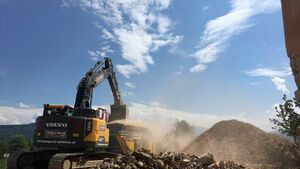 Bagger, Ger&ouml;ll, blauer Himmel