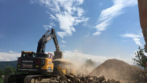 Bagger, Geröll, blauer Himmel