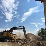 Bagger unter blauem Himmel
