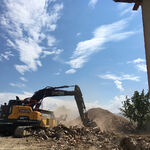 Bagger unter blauem Himmel