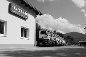 Burogebäude und viele LKW