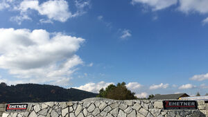 Granitsteinschlichtung unter blauem Himmel