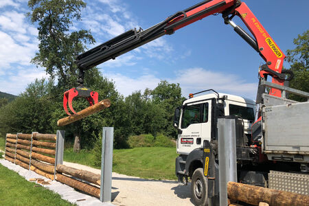 Kran mit Holzblock