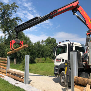 Kran mit Holzblock
