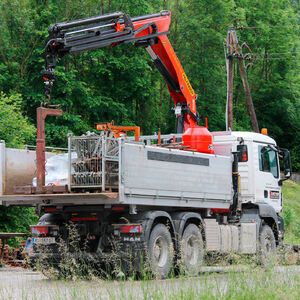 LKW mit Kran Hinteransicht