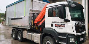 Beladener LKW mit Kran
