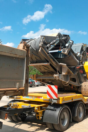 LKW transportiert Baumaschine
