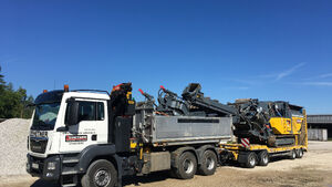 Transport von gro&szlig;er Baumaschine