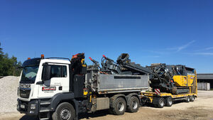 Transport von großer Baumaschine