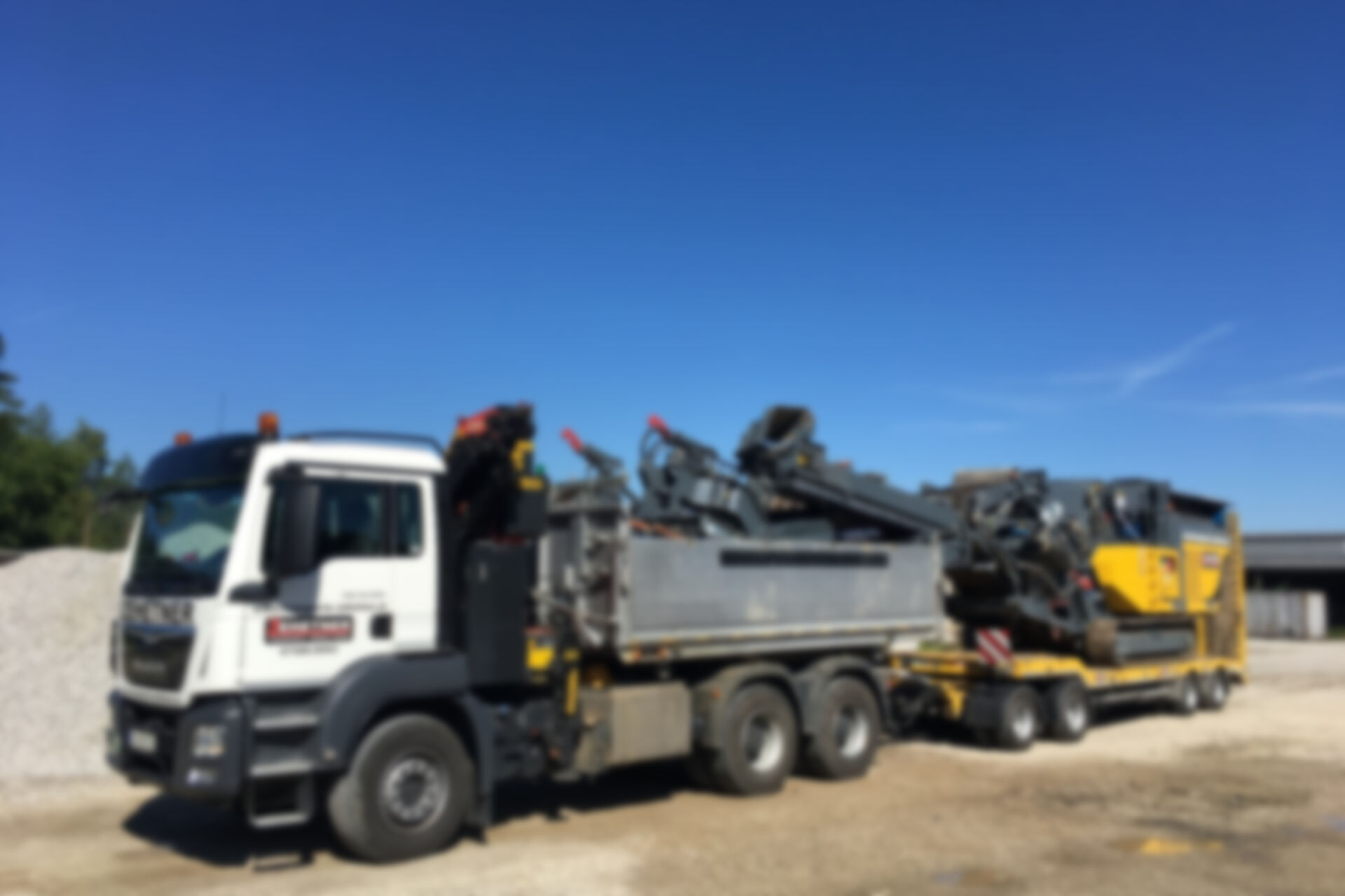 Transport von gro&szlig;er Baumaschine