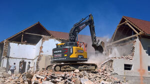 Bagger reißt Haus ab
