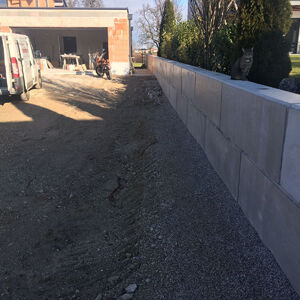 Betonblockmauer
