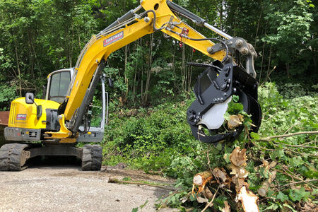 Bagger mit Fällgreifer