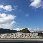 Granitsteinschlichtung unter blauem Himmel