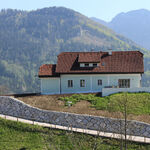 Hauszufahrt mit Steinschlichtung