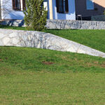 Wiese mit Steinschlichtung