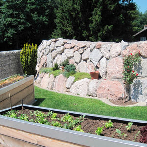 Garten mit Steinschlichtung