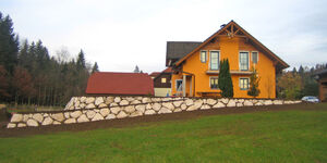 Haus mit Kalksteinschlichtung