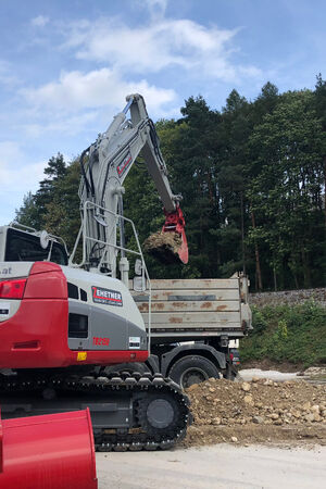 Kettenbagger belädt LKW