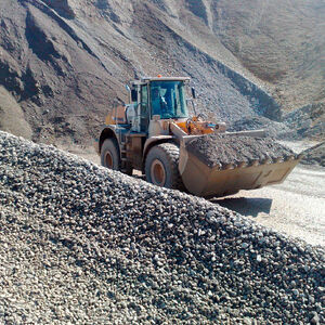 Radlader transportiert Schotter