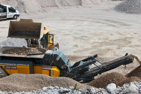 Prallbrecher wird befüllt