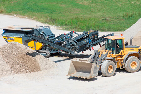 Siebanlage und Radlader