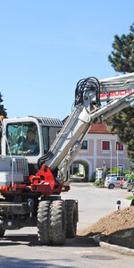 Mobilbagger vor Kirche